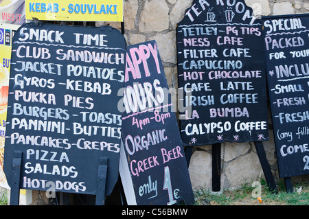 Zeichen außerhalb der griechischen Snack-Bars und Kneipen Stockfoto