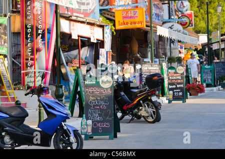 Zeichen außerhalb der griechischen Snack-Bars und Kneipen Stockfoto