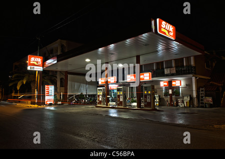 Griechischen Tankstelle bei Nacht Stockfoto