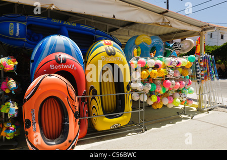 Shop von Strand Verkauf Schlauchboot Boote und Spielzeug Stockfoto