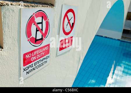 Zeichen durch ein Swimming pool "Kein Bademeister" (auch auf Griechisch) und "Keine Diving" Stockfoto