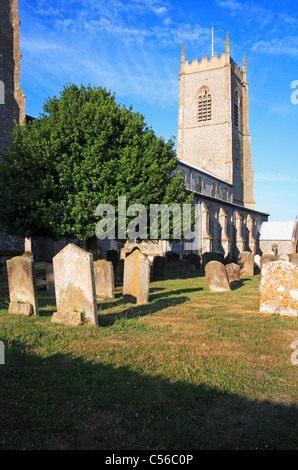 Der Turm und nördlichen Seitenschiff und Portal der Kirche des Heiligen Nikolaus am Blakeney, Norfolk, England, Vereinigtes Königreich. Stockfoto