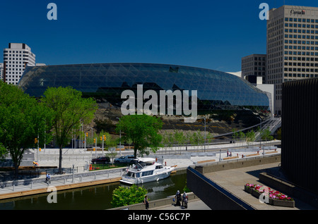 Ansicht der neuen Glas Ottawa Convention Centre auf dem Rideau Kanal aus dem National Arts Centre in Kanada Stockfoto