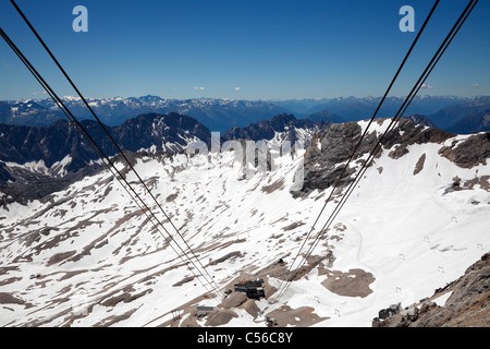 Blick vom Gipfel der Zugspitze zum Zugspitzplatt Plateau und der Cable Car Station. Die Cog Railway Station ist unterirdisch Stockfoto