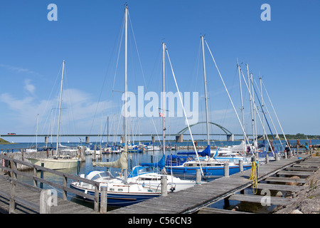 Marina vor Fehmarnsund-Brücke, Insel Fehmarn, Schleswig-Holstein, Deutschland Stockfoto