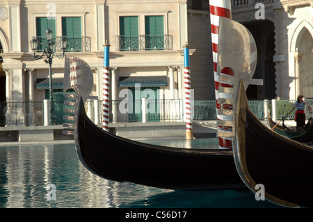 Die roten und weißen Streifen einer Anlegestelle Stange spiegeln sich in das Metall Fero auf dem Bug einer Gondelfahrt im Venetian Las Vegas. Stockfoto