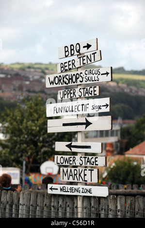 Hinweisschilder auf die Patchfest Gemeinschaft Festival Veranstaltung in Brighton UK Stockfoto