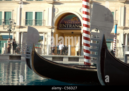 Feros auf dem Bug aus zwei Gondeln umrahmen den Eintritt in das Venetian Resorthotel and Casino in Las Vegas. Stockfoto