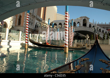 Der Gästetrakt Venetian Hotel am Las Vegas Strip ist über ihre Replik der Rialto-Brücke sichtbar. Stockfoto