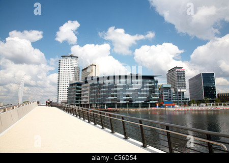 Die Brücke in Richtung MediaCityUK mit BBC Gebäude in Salford Quays Manchester UK Stockfoto