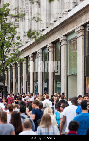 Einem belebten Oxford Straße außerhalb des Speichers Selfridges. London. England. Stockfoto