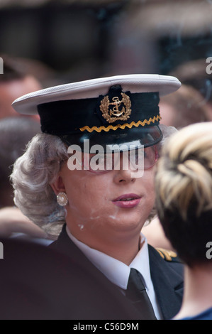 Ein Mann verkleidet als weibliche Seemann bei der London Gay Pride Parade 2011. UK Stockfoto