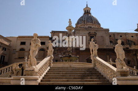 Die Fontana Pretoria und Kuppel der Chiesa di San Caterina in Palermo Stockfoto