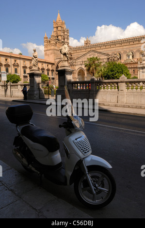 Ein Roller parkten auf Via Vittorio Emanuele in Palermo Stockfoto