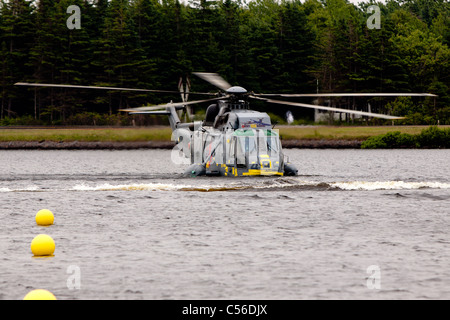 Prinz William, Duke of Cambridge Wasservogelarten Trainingsübung in einem Hubschrauber Sikorsky CH-124 während des königlichen Besuchs nach PEI Stockfoto