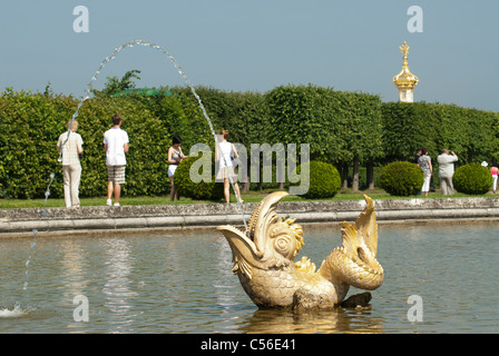 Mezheumny Brunnen, obere Garten von Peterhof. St. Petersburg, Russland Stockfoto