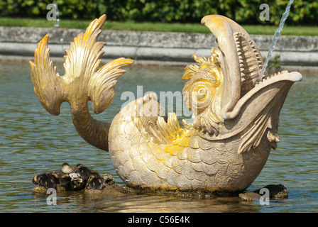 Entenküken in der Nähe das Fragment der Mezheumny Fontain schlafen. Peterhof, St. Petersburg Stockfoto