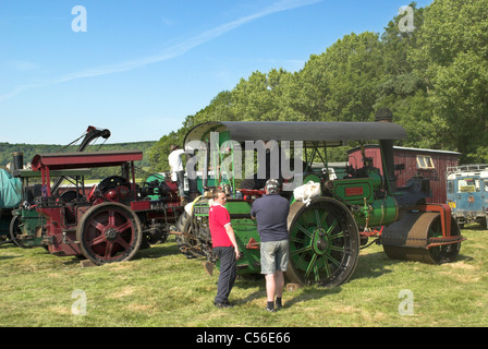 Am frühen Morgen Vorbereitungen bei einem Steam Fahrzeug Rallye im Süden von England. Stockfoto