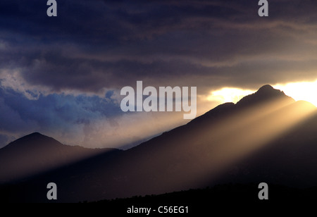 Ein Sturm über die Santa Rita Mountains, eine Sky-Insel im Coronado National Forest, Sonora-Wüste, Sonoita, Arizona, USA. Stockfoto