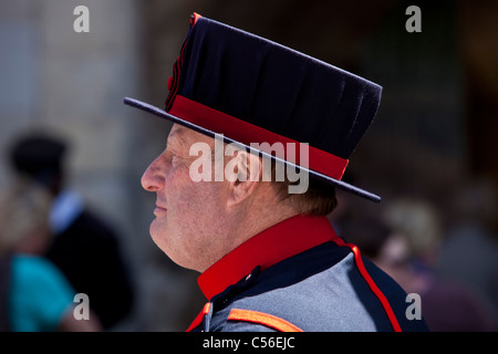 Ein Yeoman Warder (Beefeater), den Tower of London, London, England Stockfoto