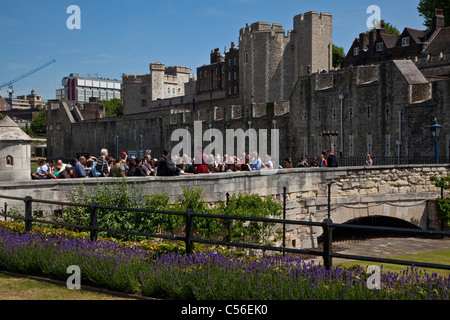 Ein Yeoman Warder (Beefeater), Führung von Touristen, der Tower of London, London, England Stockfoto