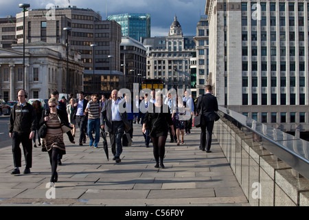 Pendler, die London Brücke auf dem Weg nach Hause, London, England Stockfoto