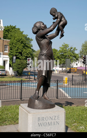 "Bronze-Frau" Skulptur von Aleix Barbat, zu Ehren der schwarzen Frauen in Großbritannien, Stockwell Memorial Garden, London, Großbritannien. Stockfoto