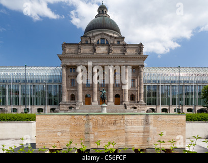 Westside-Blick auf die bayerische Staatskanzlei (Bayerische Staatskanzlei) mit Krieg-Denkmal in München, Bayern, Deutschland Stockfoto