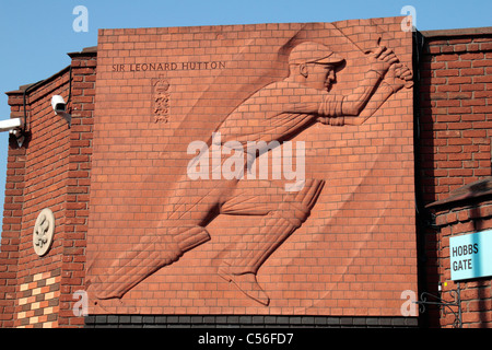 Wandbild, Sir Leonard Hutton auf dem Kia Oval Cricket Ground, Heimat von Surrey County Cricket Club, Kennington, London, UK. Stockfoto