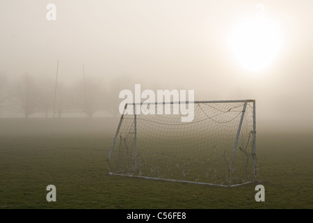 Sportplatz im Morgennebel Stockfoto