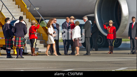 Der Prinz & Prinzessin geben Sie auf dem kanadischen Boden mit ihrer Ankunft am Flughafen Charlottetown. Wird & Kate: Der Herzog und Duches Stockfoto