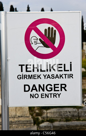 Warnschild in Türkisch und Englisch Stockfoto