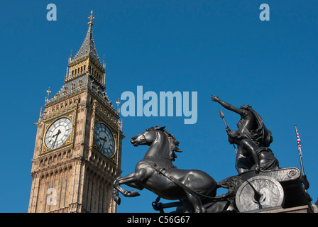 Der Uhrturm Big Ben mit Statue der Königin Boadicea auf Pferd gezogenen Wagen am Westminster Pier London UK Stockfoto