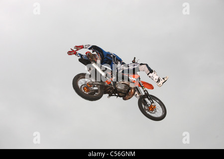 Freestyle-Moto FMX-Fahrer in der Luft Stockfoto