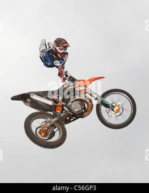 Freestyle-Moto FMX-Fahrer in der Luft Stockfoto