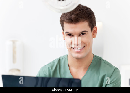 Close-up Portrait von junge Zahnarzthelferin lächelnd in Klinik Stockfoto
