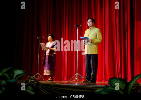 Der kommunistische Bürgermeister der Stadt Vientiane spricht auf der Bühne während einer Show, die Kennzeichnung der internationale Tag für Menschen mit Behinderungen in Laos. Stockfoto