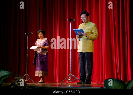 Der kommunistische Bürgermeister der Stadt Vientiane spricht auf der Bühne während einer Show, die Kennzeichnung der internationale Tag für Menschen mit Behinderungen in Laos. Stockfoto