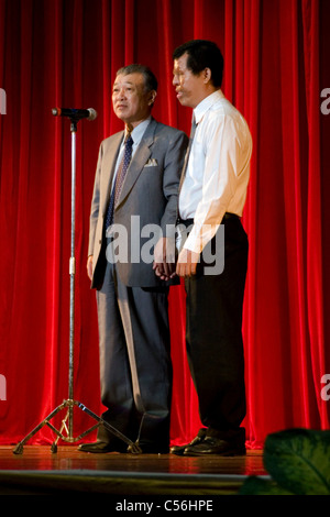 Japanische Philanthrop Yohei Sasakawa hält Hände mit einem blinden während internationale Tag für Menschen mit Behinderungen in Laos. Stockfoto