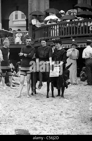 Mann und Frau posierte auf Esel für Foto am überfüllten Strand, Atlantic City, NJ, USA um 1915 Stockfoto