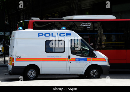 London Street Scene blaue Notbeleuchtung auf Metropolitan Polizeipersonal Transport von Transportern und Fahrer in Trafalgar Square England Stockfoto