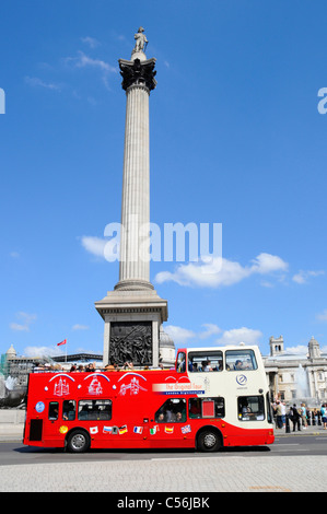 London street scene Touristen auf der oben offenen Doppeldecker sightseeing tour bus vorbei an Nelsons Column in Trafalgar Square England UK blue sky Sommer Tag Stockfoto