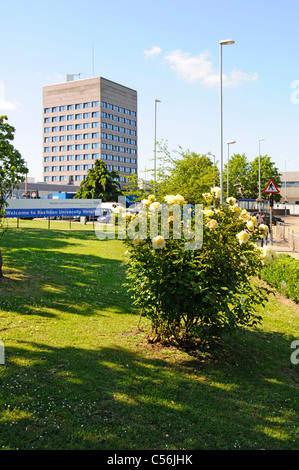 Basildon und Thurrock University Hospitals NHS Foundation Trust Grundstück mit Herzlich Willkommen Schild Basildon, Essex England Großbritannien Stockfoto