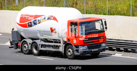 Kurzer Tanklastwagen Calor Tankwagen Fahrt auf der britischen Autobahn mit Warnschildern für gefährliche Chemikalien und gefährliche Güter Stockfoto