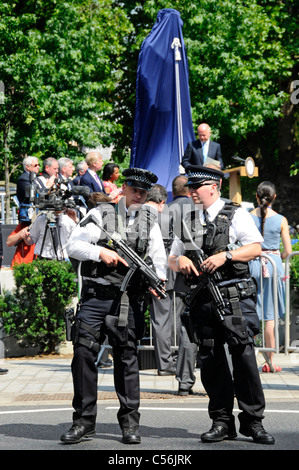 Bewaffnete Polizisten an der Enthüllungsfeier für Präsident Ronald Reagan bronzestatue an der Amerikanischen Botschaft Grosvenor Square London street scene UK Stockfoto