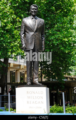 Ronald Wilson Reagan Bronzestatue und Steinsockel unmittelbar nach der Enthüllungszeremonie am Grosvenor Square der American Embassy London England UK Stockfoto