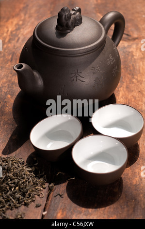chinesischer Grüntee traditionellen Pot und Tassen über alte Holzplatte Stockfoto