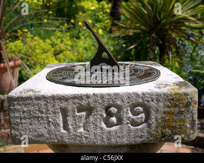 Alten Sonnenuhr auf einem Sockel in einer Gartenanlage Stratford UK Stockfoto