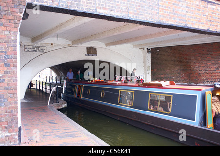 Kanal Schiff segeln durch den breiten Straße Tunnel in der Nähe von Gas Street Basin Brindley Platz Birmingham UK Stockfoto