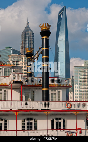 Shanghai Pudong-Blick vom Puxi neue Bund mit Dampfschiff am Huangpu-Fluss im Vordergrund Stockfoto